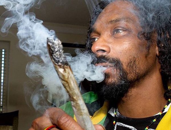 Snoop smokes
